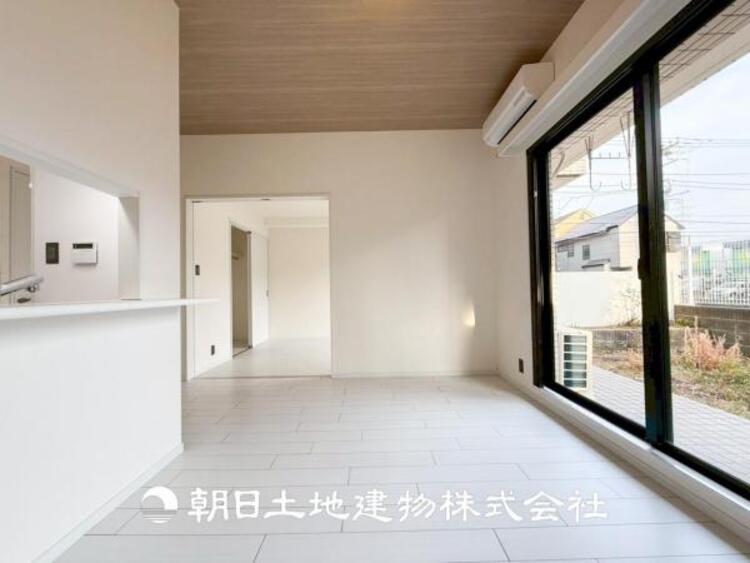 居間 【リビング】家族や友人との時間など、１番多くの時間を過ごす空間。何気なく過ぎる時でさえも上質で快適な空間でお過ごしください。