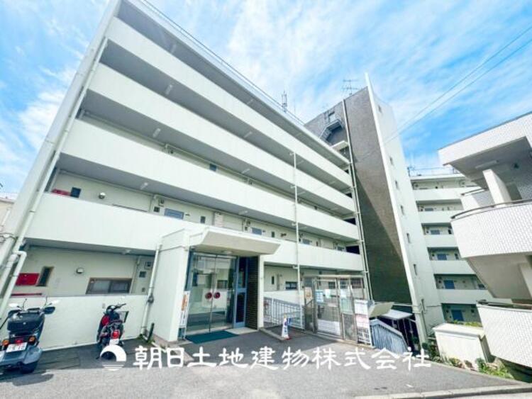 外観 【外観写真】表現された空間はたくさんの光を浴び、風を感じ、暮らしの時間を豊かにしてくれます。デザインされた空間と競い合うかのような充実した建物と共に大切な家族の思い出を刻んでいきます。