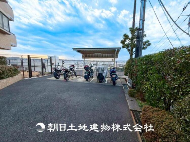 その他 【バイク置き場】 敷地内バイク置き場。日々の暮らしにも大切なスペースです。