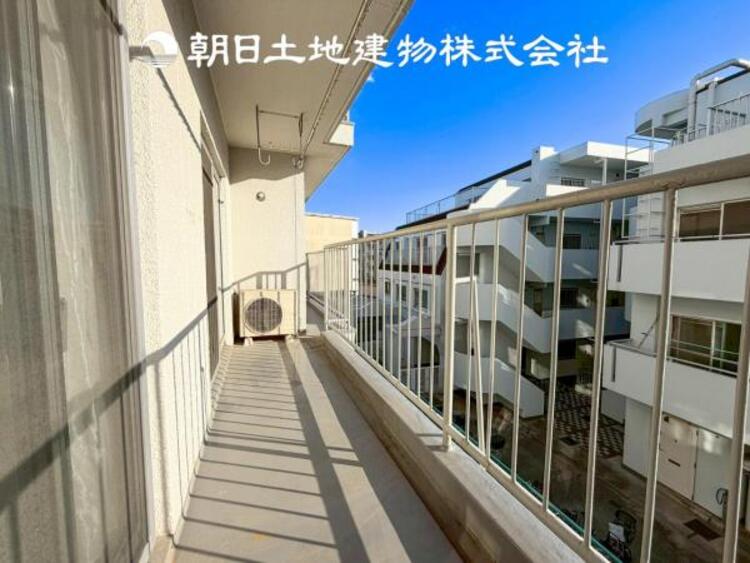 バルコニー 【バルコニー】温かい太陽を感じる事ができるのは、目の前に遮るものが無いから。彼方に広がる風景が絵画のように広がります。