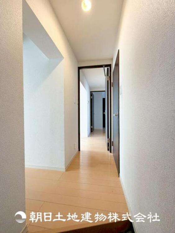 その他 【玄関】家族の帰り、遊びに来る友人、知人を優しく迎え、温もりに満ちた生活空間を予感させる。帰りたい家がここにあります。