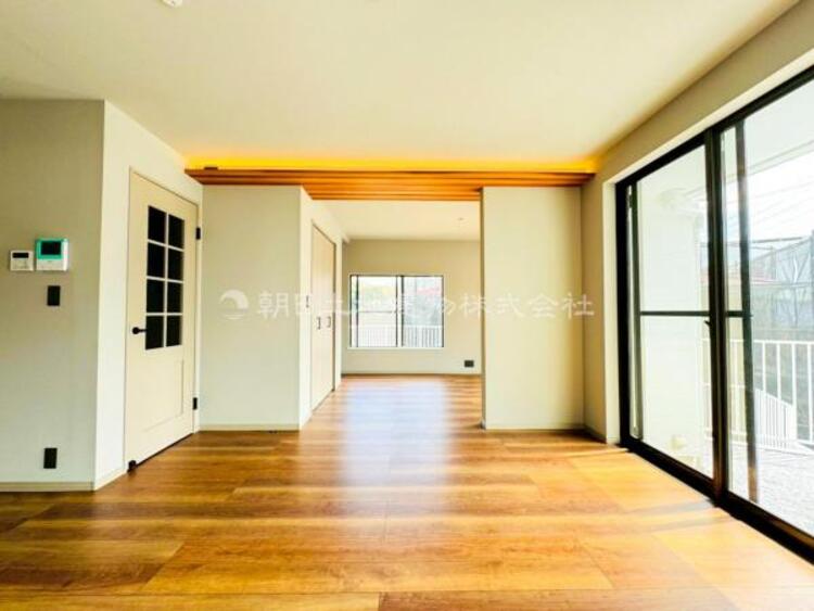 居間 家族の会話や笑顔が行き交うリビングで、子供を走り回らせたい。ダイニングテーブルでゆったり食事を堪能。光と風が溢れる開放的なリビングダイニングには、くつろぎの空間を生み自然と家族みんなが集まってきます