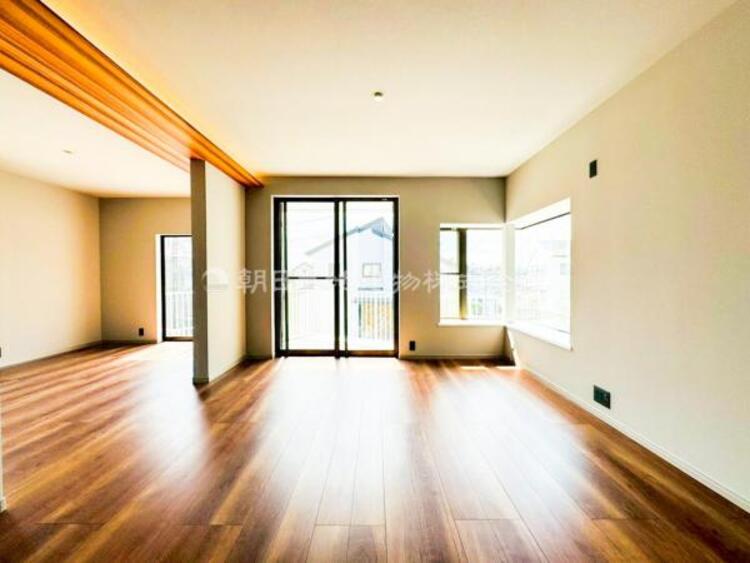 居間 お天気が晴れの日は照明をつけなくても充分明るいリビングです！どこか落ち着きのある広々とした内装です！皆で過ごす空間が、目に浮かんでくる様な優しいリビングダイニングです！くつろいだり楽しい時間を是非！