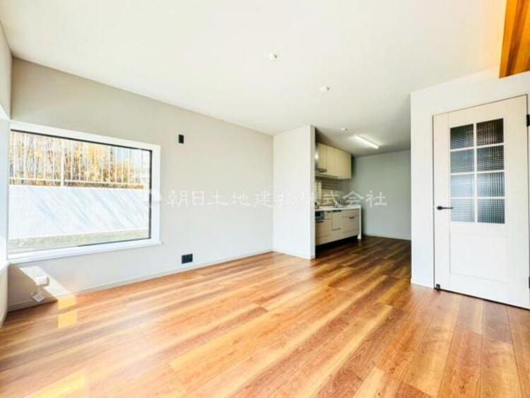 居間 クロスにはモノトーン色を採用、重厚感のあるリビングを感じていただけます。