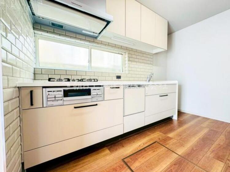 キッチン 【キッチン】広く取られたキッチンスペースはとても便利です。ストレスフリーで気持ちよく調理していただけます。