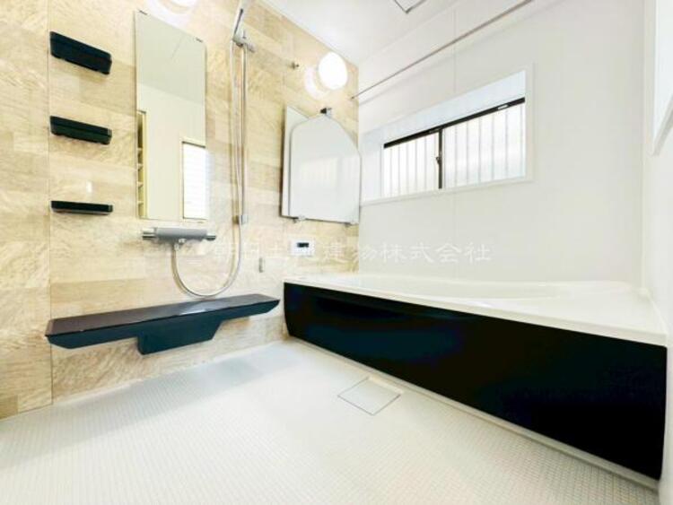 風呂 【浴室】ゆったりと寛げる広々バスで足を伸ばしてリラックス。　最新のユニットバスは設備も充実です。