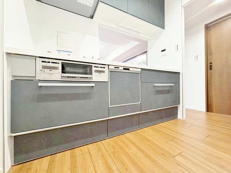 キッチン スマートな意匠と充実の機能を備えたキッチンが、暮らしにおいしい彩りを添えます。