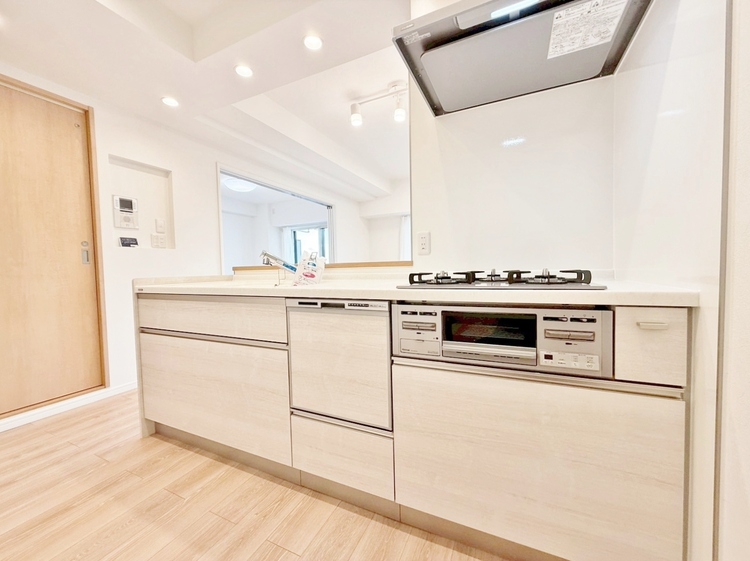 キッチン スマートな意匠と充実の機能を備えたキッチンが、暮らしにおいしい彩りを添えます。