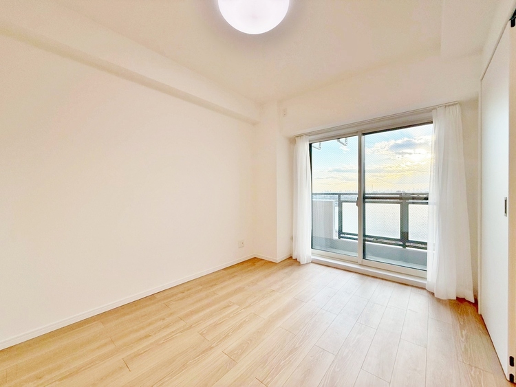 寝室 ベッドも十分に設置するスペースがあります。