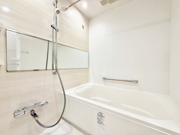 風呂 一日の疲れを癒すバスルームは、心地よいリラックスを叶える清潔感溢れる空間です。