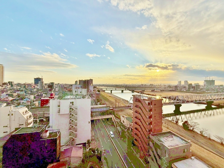 バルコニー 窓を開けると広がる青空。心をリフレッシュして日々を過ごしていきましょう。