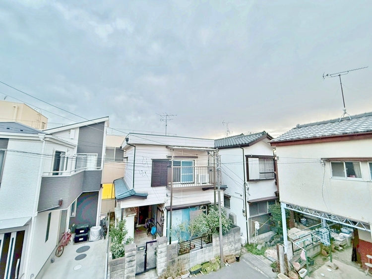 バルコニー 窓を開けると広がる青空。心をリフレッシュして日々を過ごしていきましょう。