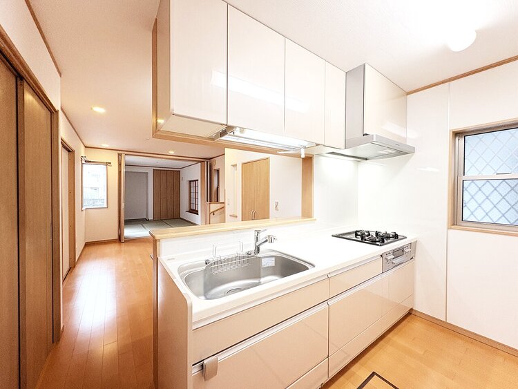 キッチン スマートな意匠と充実の機能を備えたキッチンが、暮らしにおいしい彩りを添えます。