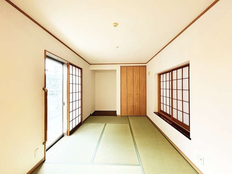 寝室 木の温もりを感じながら、落ち着く和室でくつろぎください。