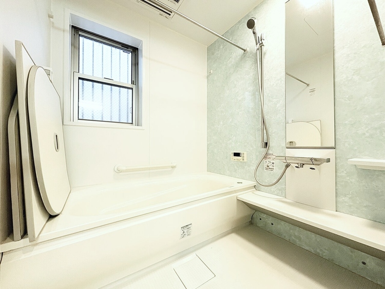 風呂 一日の疲れを癒すバスルームは、心地よいリラックスを叶える清潔感溢れる空間です。