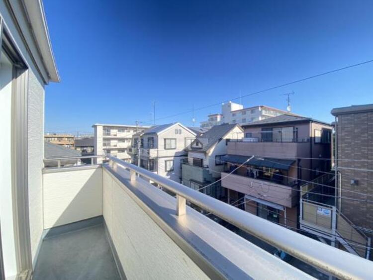 バルコニー 陽の光に照らされるバルコニーを、爽やかな涼風が吹き抜けていきます。