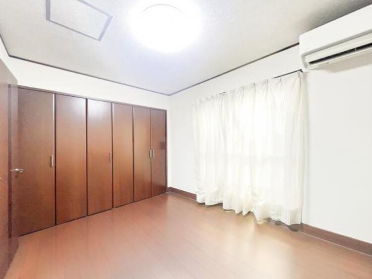 内装 3階南側洋室。ペアガラスのため冬でも暖かくお住まいいただけます。※CG加工により家具を消しております