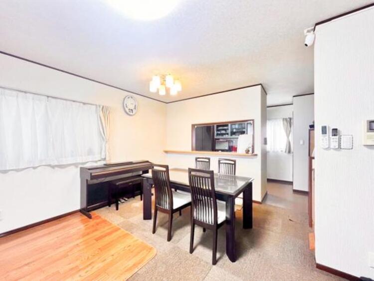 居間 16.4帖の広々とした空間で家族団らんをお楽しみいただけます。※CG加工で小物消し加工を行っています