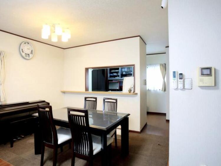 居間 2面採光で明るいリビングです。