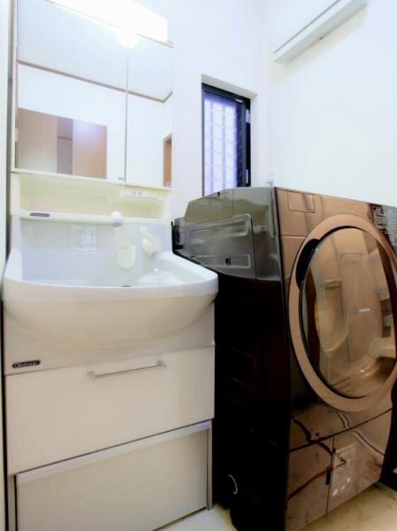 洗面 ドラム式洗濯機を置いても余裕のある洗面室です。床下収納もございます。