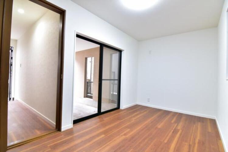 内装 洋室約5.7帖　家族個々の安らぎの空間。誰もが好みで飾れるシンプルな室内に仕上げてあります。 