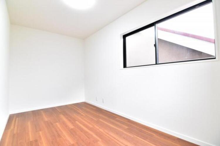 内装 洋室約5.9帖　誰もが好みで飾れるシンプルな室内に仕上げてあります。大型の収納もございます。 