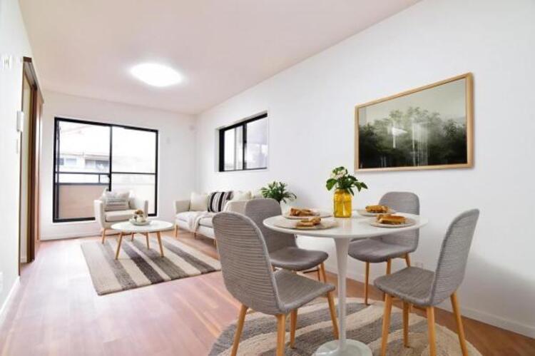 居間 【配置してある家具はCGによるイメージです】LDK17.2帖　家族はもちろん友人たちもリラックス。仲間を呼び寄せる風通しの良い家。光と風が通るお部屋で充実した毎日を。