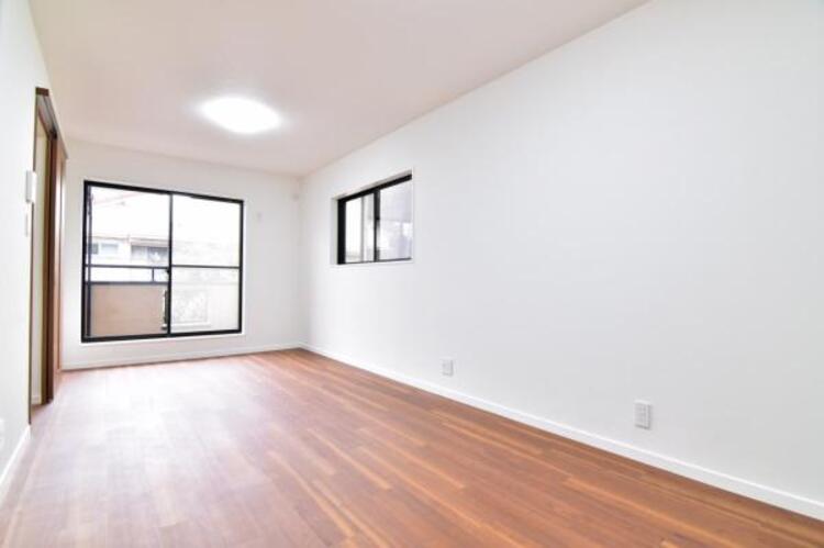 居間 光と風があふれる開放的なリビングダイニングには自然と家族みんなが集まってきます。明るく穏やかな空気の中で幸せを感じさせてくれる場所です。 