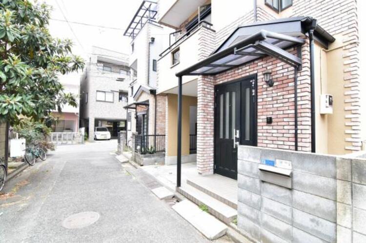 外観 お住まいの前を通るのはご近所さんだけの閑静な私道（約4ｍ）です。静かな住環境でお過ごし頂けます。 