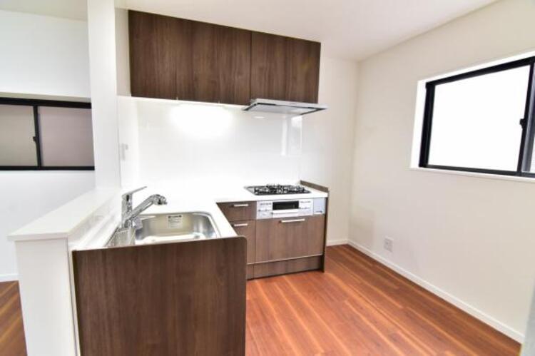 キッチン 明るい自然光が入る作業スペースを多くとったL字キッチン採用。夫婦揃ってキッチンに立っても調理がしやすく、家事をしながら会話も弾みます。 