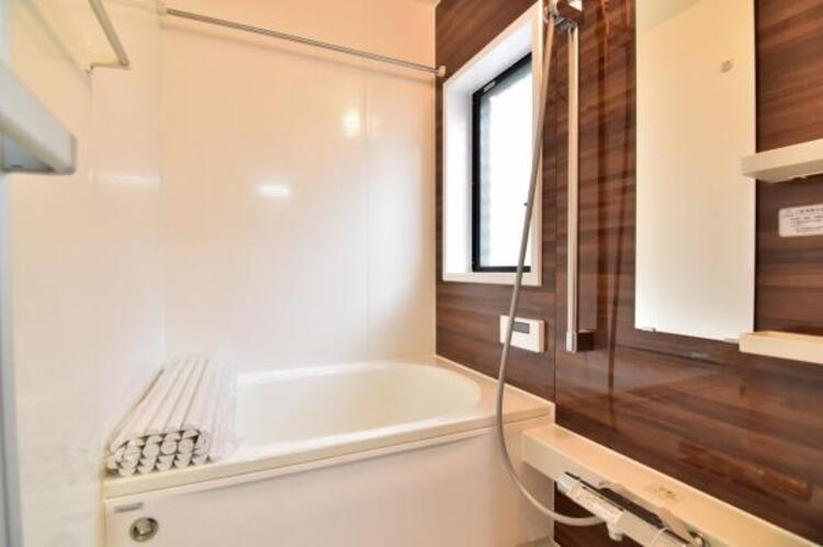 風呂 高級感を演出する内装の浴室は、心休まるくつろぎのスペースにも癒しのスペースにもなる空間です。小窓があるので通気や換気に優れています。 