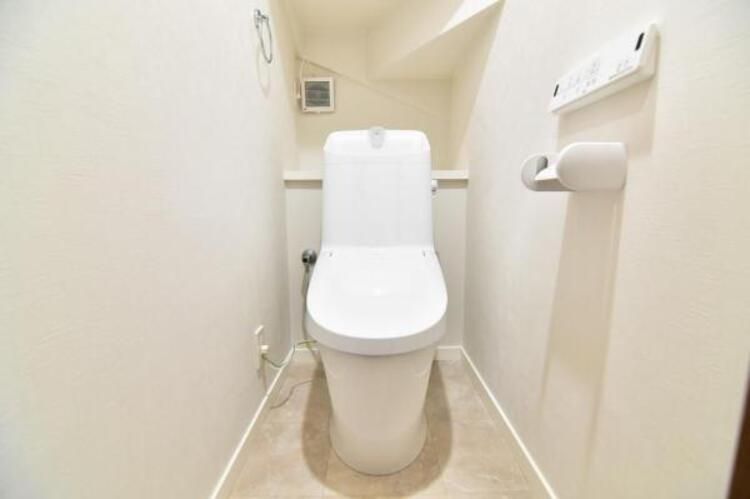 トイレ シンプルでシャープなフォルムは、そのデザイン性だけでなく汚れが拭きやすくお手入れ簡単です。 