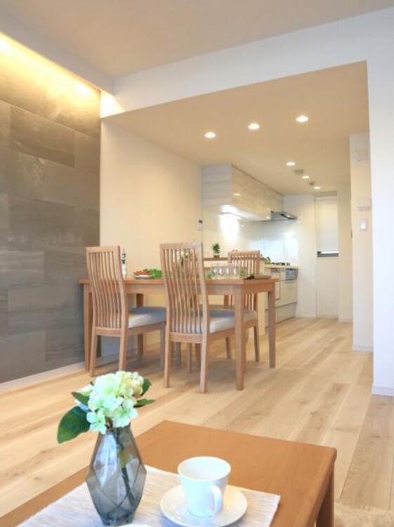 居間 LDK11.3帖　ゆとりあるキッチンスペースを備えるリビングは家族が1番くつろげる癒しの空間です。