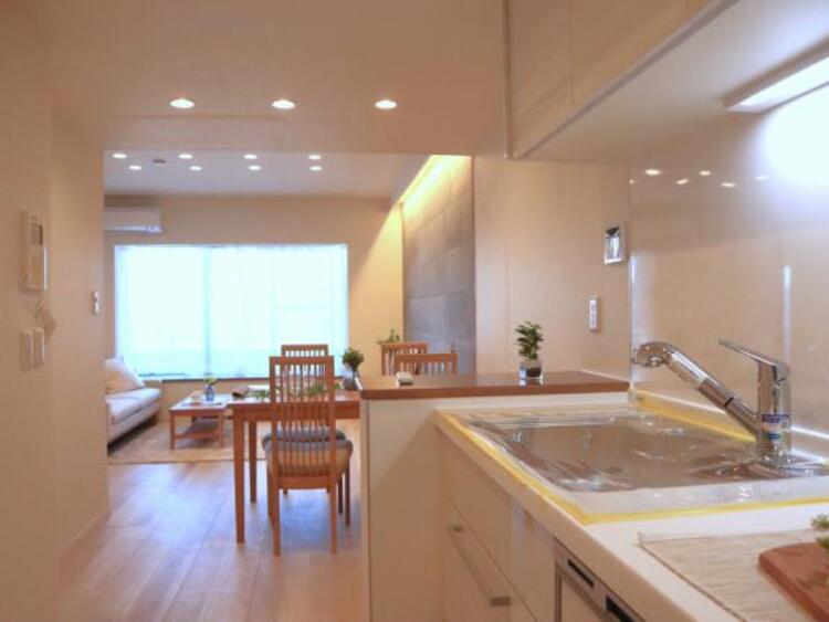 居間 LDK11.3帖　落ち着きのあるリビングです。お友達が遊びに来た時にも使えますし、ちょっと疲れた時にお昼寝できるのも嬉しいですね。