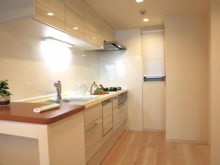 キッチン 広々としたキッチンスペース。食洗機と浄水器が付き、収納力もあるキッチンはお料理が捗ります。