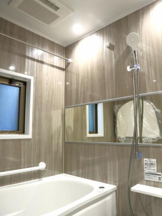 風呂 小窓や浴室乾燥機付きで雨の日の洗濯も可能です。汚れが付き辛くお掃除が楽な仕様となっております。