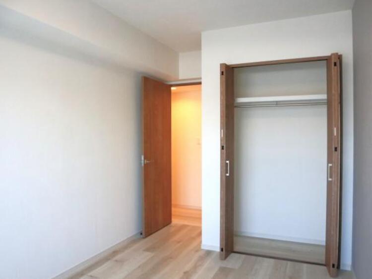 収納 クローゼットには棚やハンガーパイプが備えられているので、大切なお洋服にしわを付けずにそのまましまうことが出来ます。