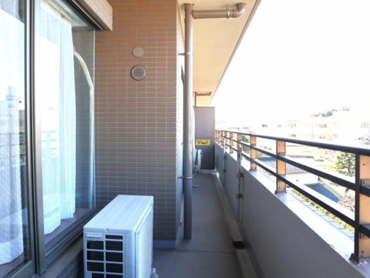 バルコニー 3部屋またぐ広さの風通しのよいバルコニー。お洗濯物も乾かしやすいですね。