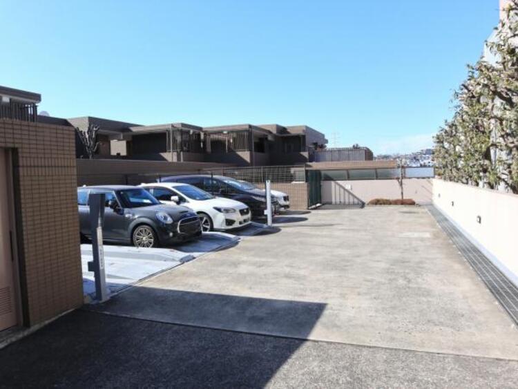 駐車場 敷地内に設けられた駐車スペース。空き状況についてはお問い合わせください。