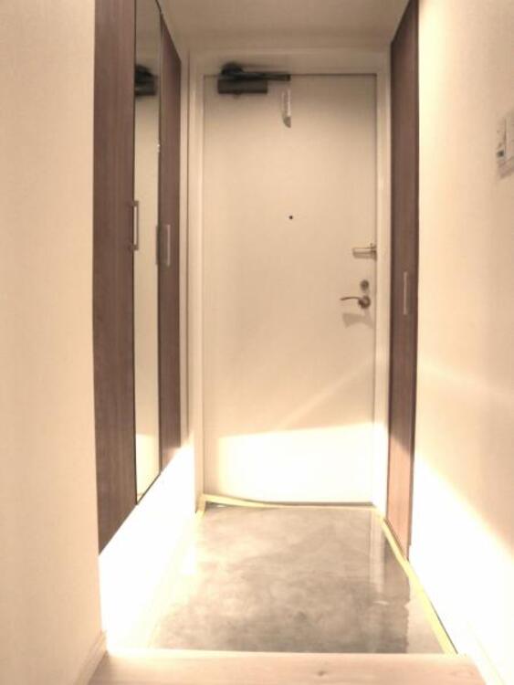 その他 玄関のシューズクローゼットには鏡がついており玄関を広く見せつつ身だしなみを整えることができます。