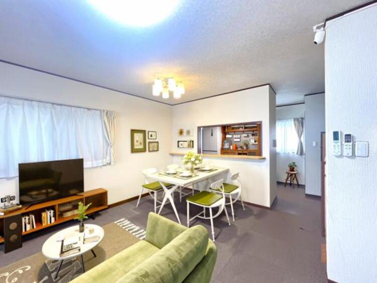 居間 ダイニングテーブルを置いてもゆとりがあるので、お子さんが小さい方には遊べるスペースとしてご利用するのもいいですね。※CG家具を入れております