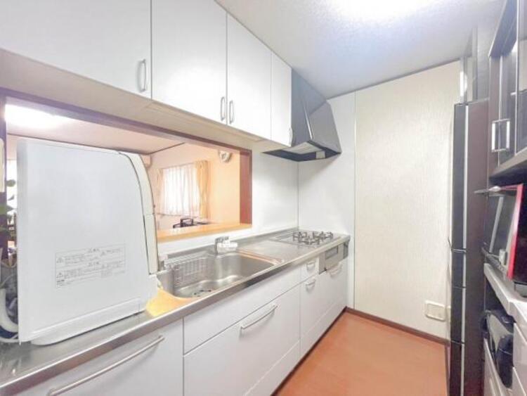 キッチン キッチンでお料理中でもリビングの様子が分かる対面キッチン。食器棚を置いても広々お使いできます。