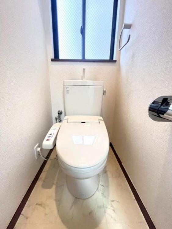 トイレ 2階トイレ。便利な収納つきです。温水洗浄機能付きの便座です。