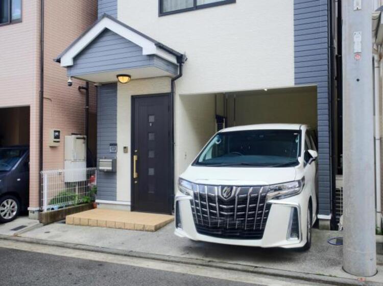 駐車場 大型車も駐車可能なビルトイン車庫です。