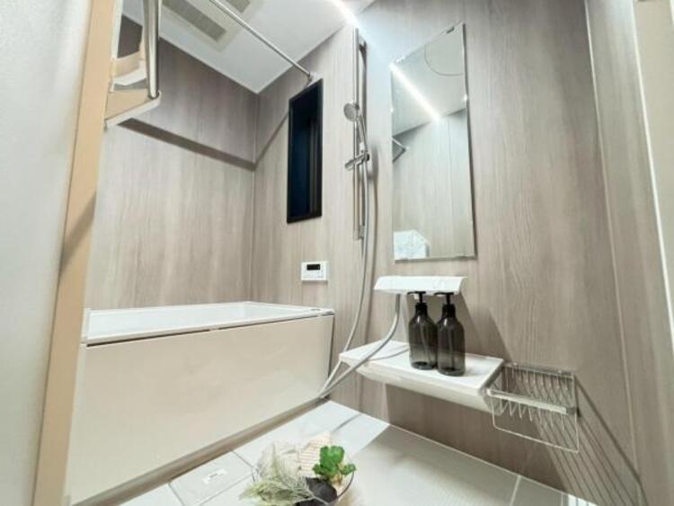 風呂 美しいツヤとなめらかな肌ざわり。水や汚れをはじき汚れにくくお掃除ラクラクの浴槽です。シャワーヘッドの位置が変えられるので使い勝手がとても良いです。