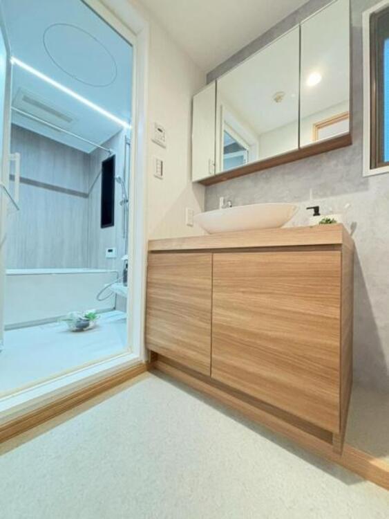 洗面 三面鏡の付いた洗面化粧台は、鏡面裏側にも機能的な収納を配置。普段使いの洗面小物やスキンケア用品などが衛生的に保管できます。