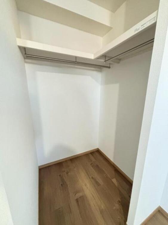 収納 たくさんの洋服をかけることができる収納力と取り出しやすさが魅力のWIC。スーツケース、ストック品など何でも収納できる嬉しい空間です。