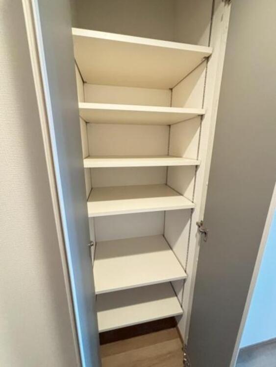 収納 空間を効率的に利用し可動棚の収納スペースを設置。多目的にお使いいただける便利な空間です。