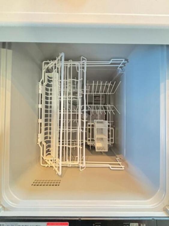 設備 食器洗浄乾燥機　食器の後片付けに便利な食器洗浄乾燥機を標準装備。ビルトインタイプなので見た目もスッキリ、特に共働き世帯のご家族には必須品です。