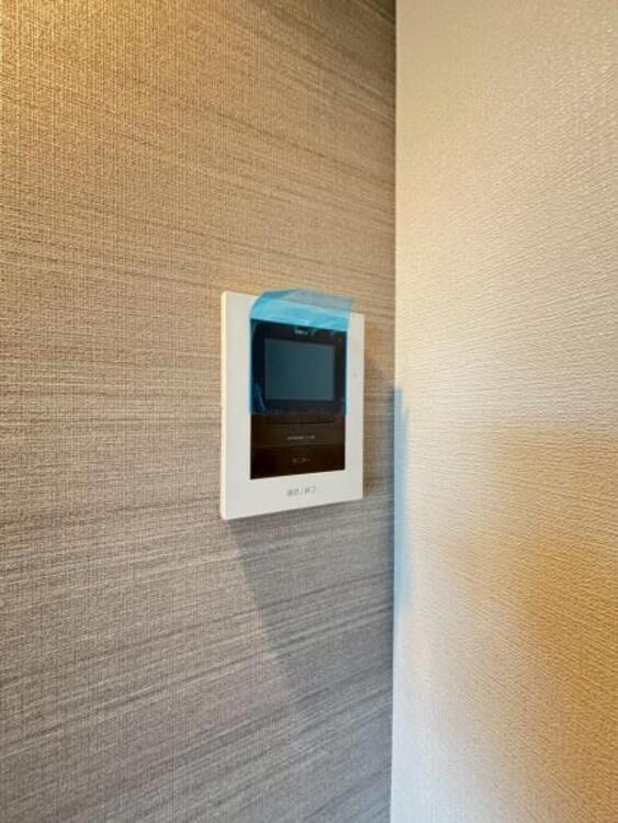 設備 TVモニター付インターホン　来訪者を確認できるTVモニター付インターホン。特に奥様やお子様だけでの在宅が多いご家族には必需品。録画機能付きなら後から確認もできます。